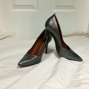 Coach Pumps in Silver, size 6.